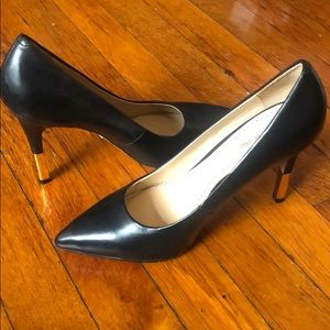 Pour Le Victoire black pumps size 7.5